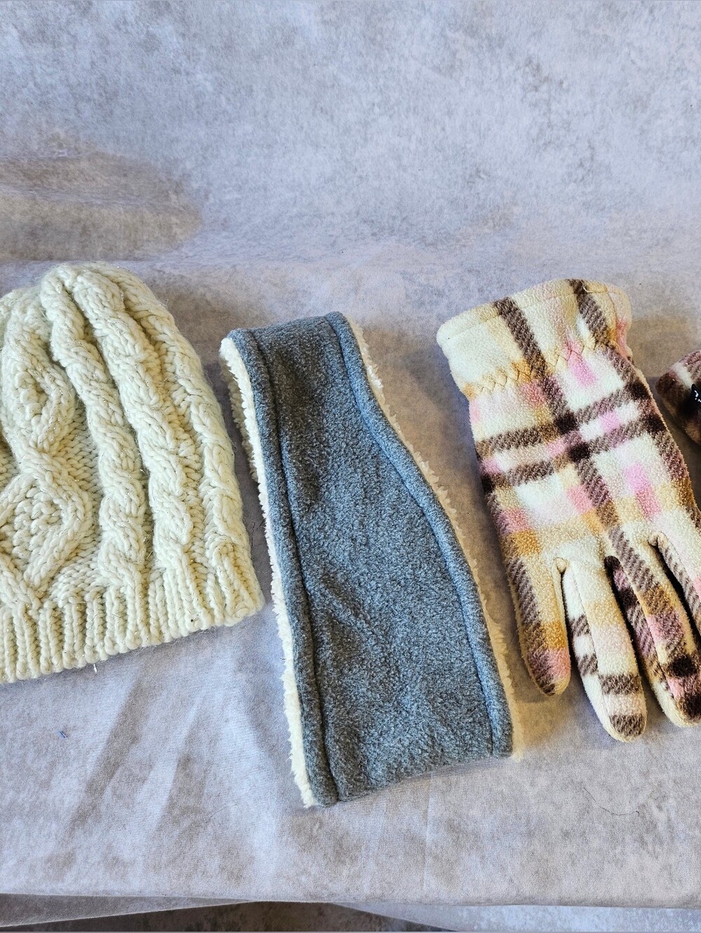 Cozy Women’s Plaid Fleece Gloves in Pink and Cream
